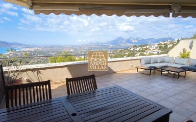 Precioso y acogedor apartamento con vistas panorámicas al mar y las montañas.